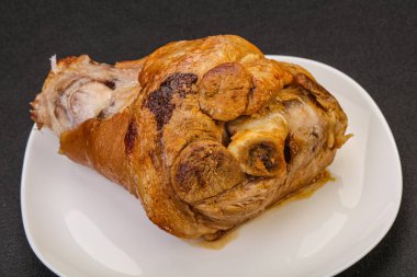 Baharatlı ve otlu domuz budu.