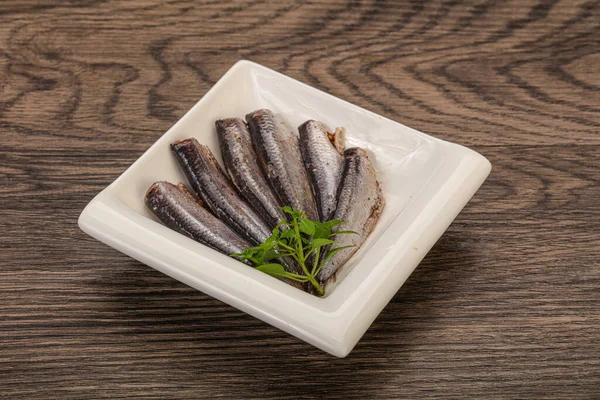 Lanche Peixe Anchovas Tigela Servido Folhas Manjericão — Fotografia de Stock