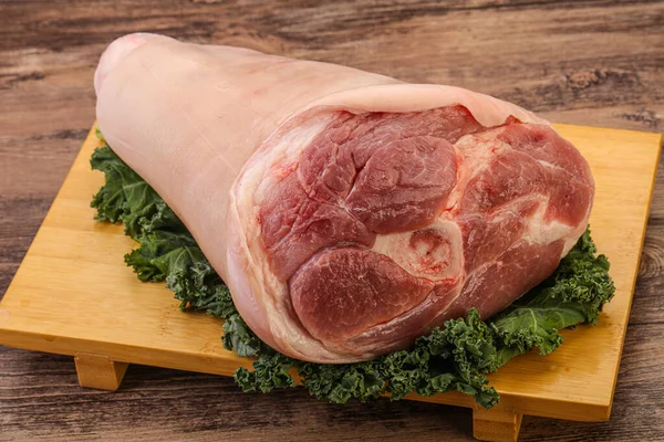 生の大きな豚肉ナックル料理 — ストック写真