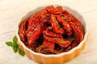 Fesleğen yapraklı kuru domates.