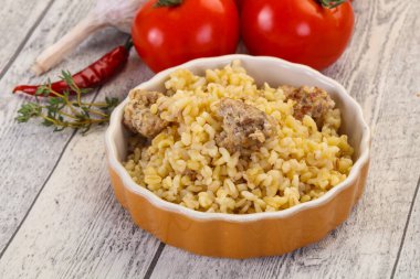 Et ve baharatlı bulgur.