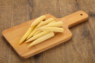 Tahtanın üzerinde çiğ bebek mısırı