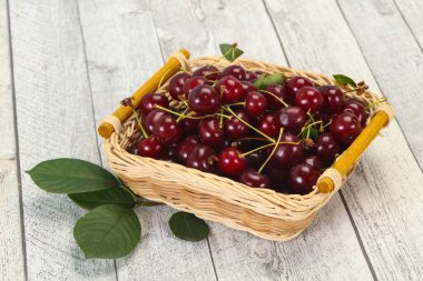 Yapraklarla dolu olgun kiraz yığını