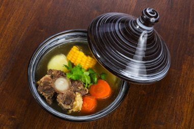 Et, sebze ve mısır çorbası.