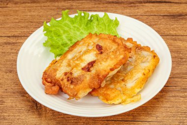 Ekmeğin içinde kızarmış morina balığı