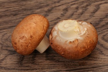 Arka planda Lezzetli Çiğ Kahverengi Şampiyonlar