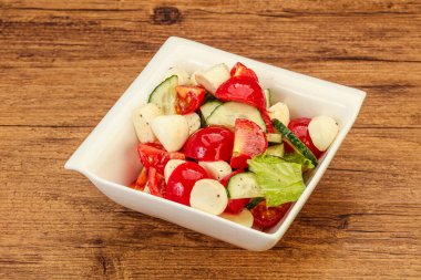 Sebzeli salata ve mozarlla peyniri.