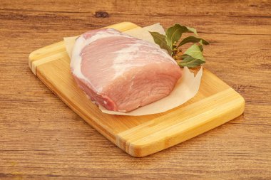 Çiğ domuz eti pişirmeye hazır.