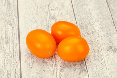 Lezzetli sebzeler - Arka planda sarı domates yığını