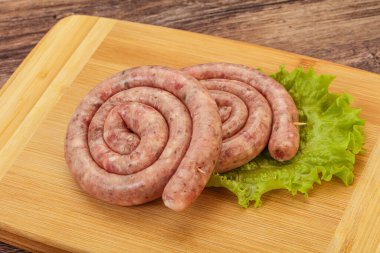 Izgara için çiğ domuz sosisi halkası.