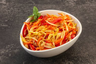 Havuç ve biberli vejetaryen lahana salatası 