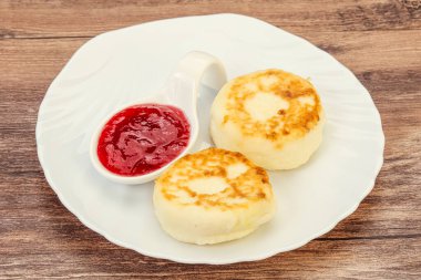 Kahvaltıda çilek reçelli süzme peynirli krep.