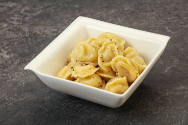 Et ve baharatlı Rus geleneksel hamur tatlısı.