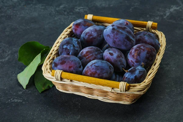 Montón Ciruela Madura Cesta Con Hojas — Foto de Stock