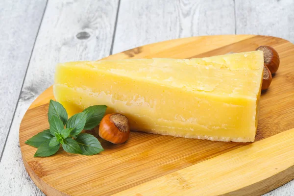 パルメザンチーズはバジルの葉とナッツを提供 — ストック写真