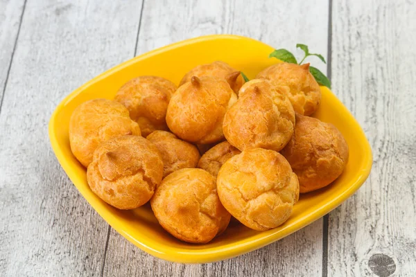 Zoete Smakelijke Profiteroles Hoop Kom Geserveerd Munt — Stockfoto