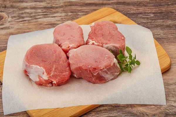 Roh Schweinemedaillon Serviert Rosmarin Zum Kochen Stockbild
