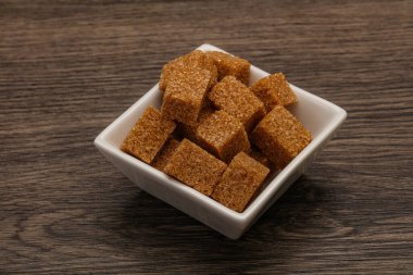 Kahverengi baston şeker yavruları kasede