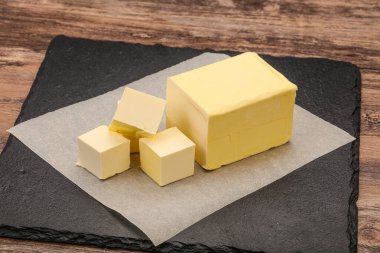 Sütlü doğal sarı tereyağı.