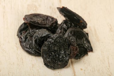 Kuru erik yığını masanın üstünde.