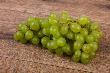 Arka planda tatlı yeşil üzüm dalı