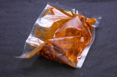 Çiğ kuzu inciği pişirmeye hazır.