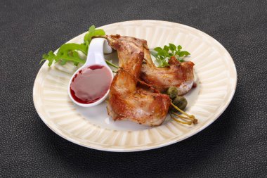 Dut soslu kızarmış tavşan bacağı.