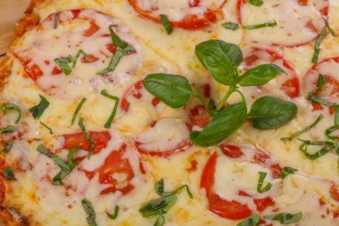 Domates ve peynirli pizza.