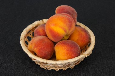 Tahta sepetteki olgun şeftali yığını