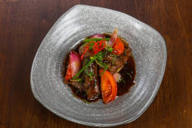 Teriyaki soslu biftek ve domates.