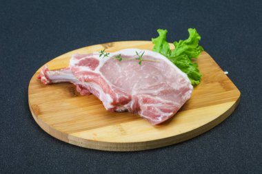 Ahşap arka planda çiğ biftek.