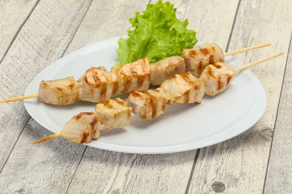 Grilled Pork Skewer Served Salad Leaves — Stock Photo, Image