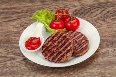 Domates soslu ızgara burger pirzolası