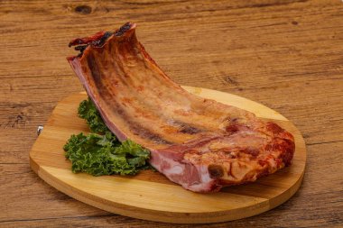 Baharatlı ve otlu domuz pirzolası.