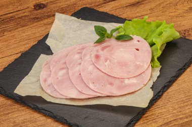 Kaygan jambonlu domuz eti.