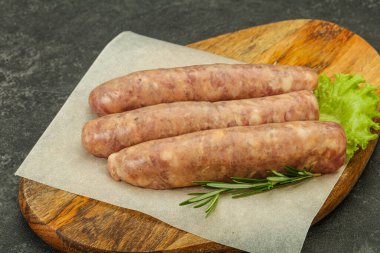 Biberiyeli ızgara için çiğ domuz eti sosisi.