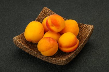 Taze, tatlı, birkaç kayısı meyvesi.