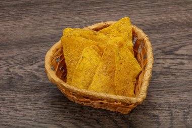 Meksika mısır cipsi üçgen yığını.