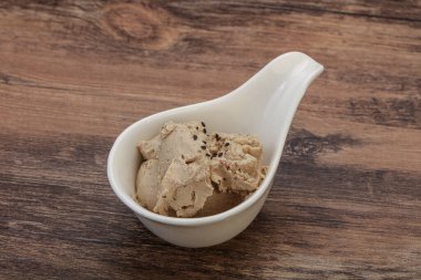 Kavanozda baharatlı ringa yağı var.