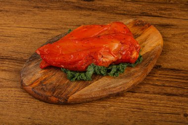 Baharatlı ve otlu füme tavuk göğsü.