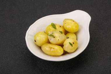 Kasede taze haşlanmış patates soğan servis edildi.