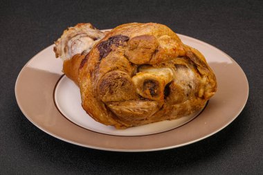 Baharatlı ve otlu domuz budu.