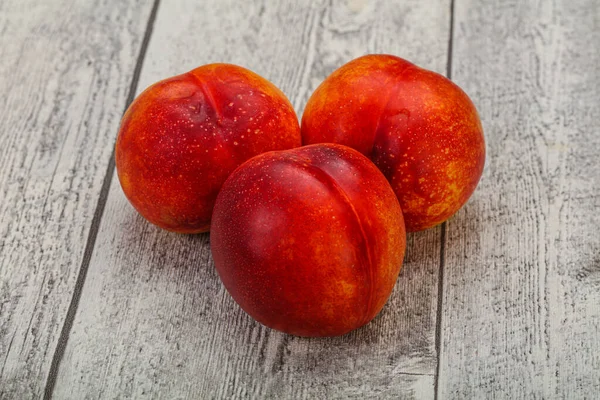 熟した甘いおいしい赤ネクタリンフルーツ — ストック写真