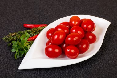 Kasede fesleğen servis edilen vişneli domates turşusu