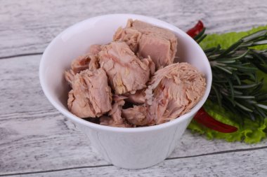 Kasede lezzetli ton balığı konservesi salata yaprakları servis edildi.