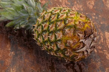 Ahşap arka plan üzerinde olgunlaşmış taze ananas