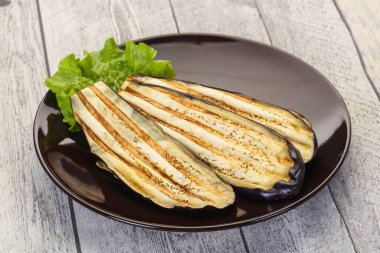 Kavanozda kızarmış patlıcan.