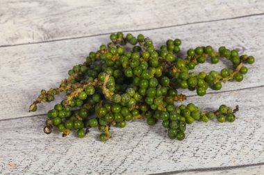 Ahşap arka planda ham taze yeşil biber Mısır