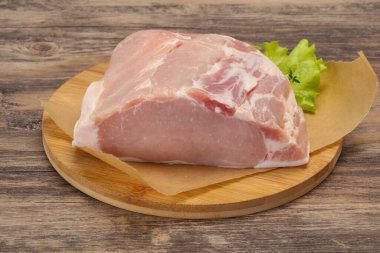 Çiğ domuz eti pişirmeye hazır.