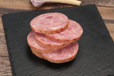 Domuz etinden yapılmış doğal jambon.